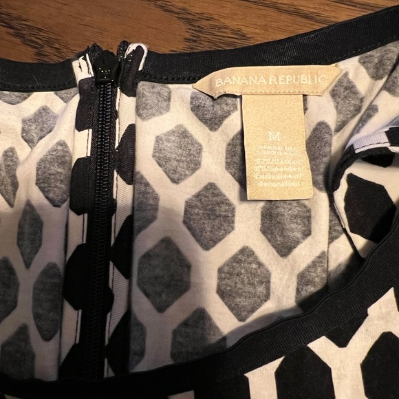 Banana Republic Black and White Peplum Top Medium - Picture 7 of 9